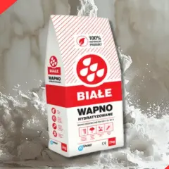 Białe wapno hydratyzowane w worku, otoczone chmurą pyłu. Naturalny produkt do budowy.