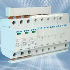 Modułowy zabezpieczenie przeciwprzepięciowe Eaton, chroniące instalację elektryczną przed nagłymi skokami napięcia.