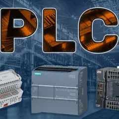 Trzy sterowniki PLC: WAGO, Siemens SIMATIC S7-1200 i Omron NX1P2, na tle przemysłowej hali.