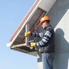 Jaka podbitka na dach dwuspadowy? Porównanie materiałów i ich wady