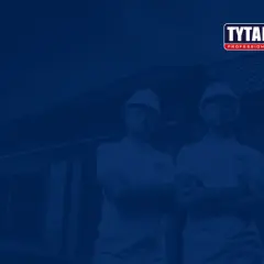Dwóch budowlańców w kaskach, z logo TYTAN. Ich postawa sugeruje, że nie ma dla nich nic, czego nie dałoby się disprobit.