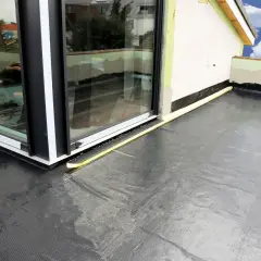 Nowoczesna hydroizolacja na balkon z folii dachowej, zabezpieczająca przed wilgocią.