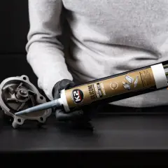 Aplikacja silikonu K2 na uszczelkę pompy wodnej. Dowiedz się, jak długo schnie silikon, by zapewnić trwałe uszczelnienie.