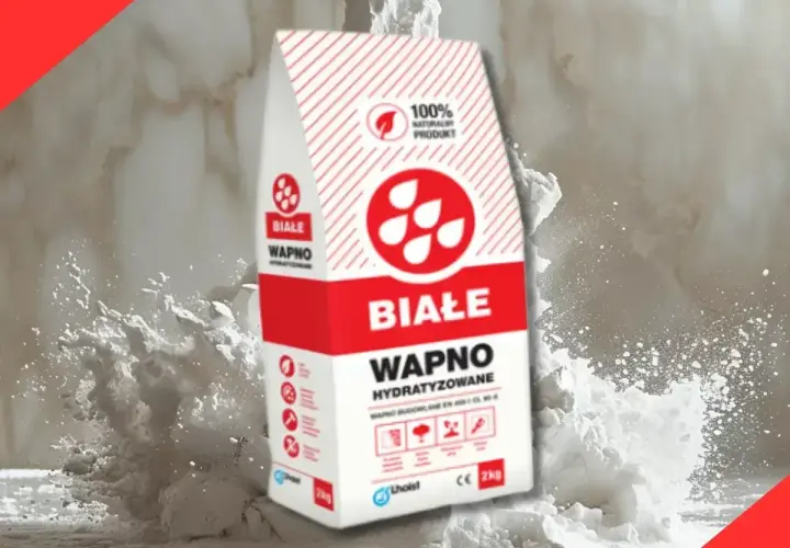 Białe wapno hydratyzowane w worku, otoczone chmurą pyłu. Naturalny produkt do budowy.