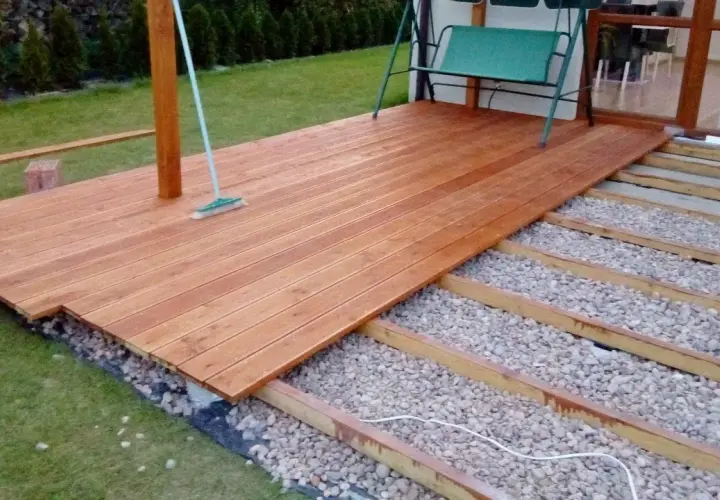 Jak wybrać idealny fundament pod altankę drewnianą? Porównanie typów i praktyczne porady