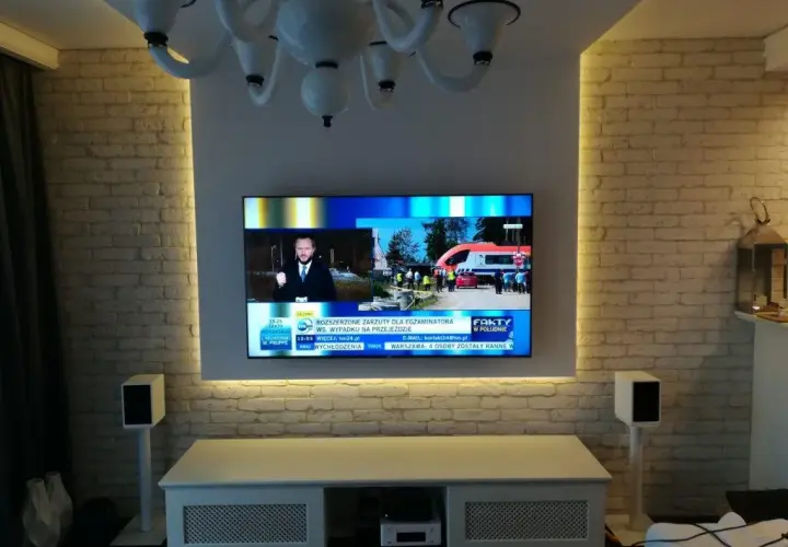 Ile kosztuje montaż telewizora na ścianie? Sprawdź, co wpływa na cenę