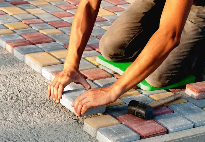Jak prawidłowo ułożyć kostkę brukową na starym betonie bez błędów i uszkodzeń