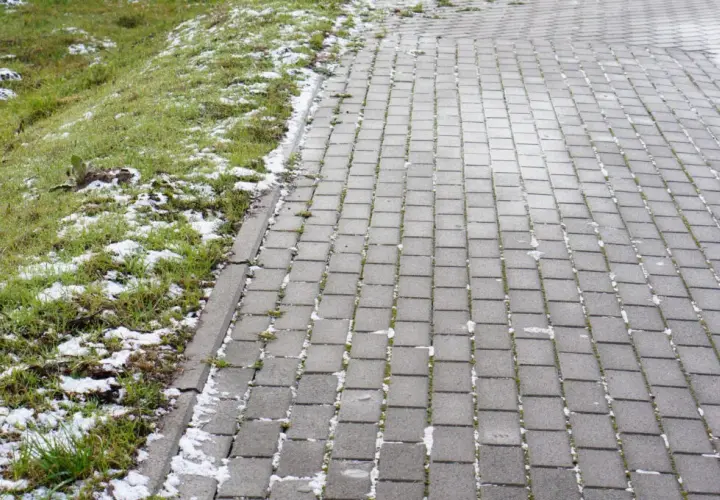 Jaki spadek na kostce brukowej, aby uniknąć problemów z wodą?