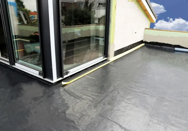 Nowoczesna hydroizolacja na balkon z folii dachowej, zabezpieczająca przed wilgocią.