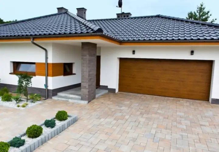 Jak wybrać idealną kostkę brukową do brązowego dachu? Porady i inspiracje