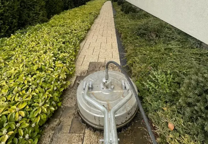 Ile kosztuje mycie kostki brukowej? Sprawdź, co wpływa na cenę