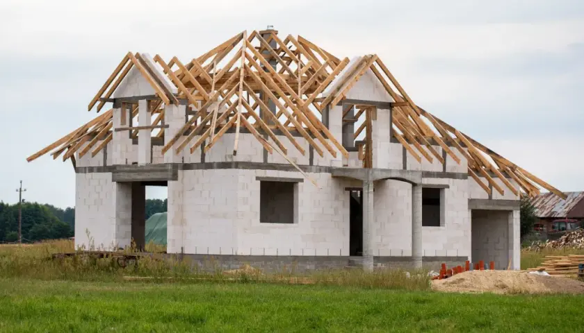 Ile kosztuje budowa domu 50m2? Zaskakujące wydatki, które musisz znać