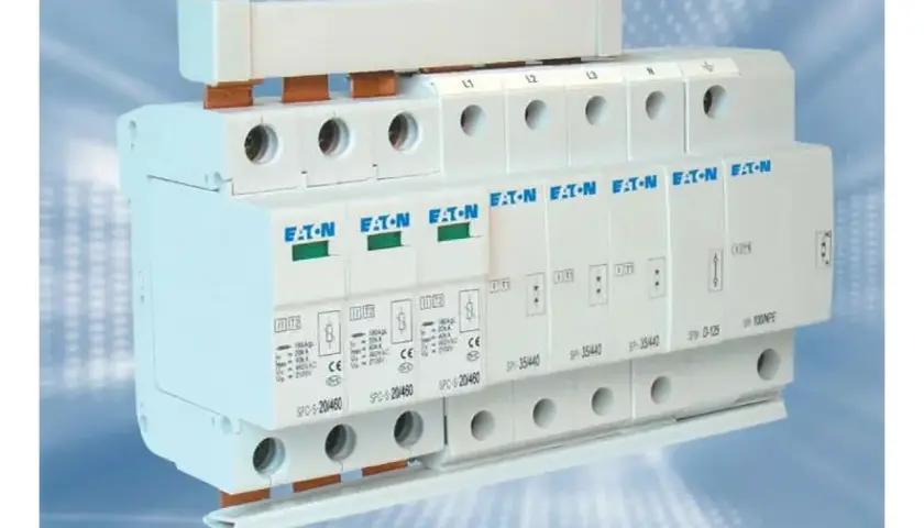 Modułowy zabezpieczenie przeciwprzepięciowe Eaton, chroniące instalację elektryczną przed nagłymi skokami napięcia.