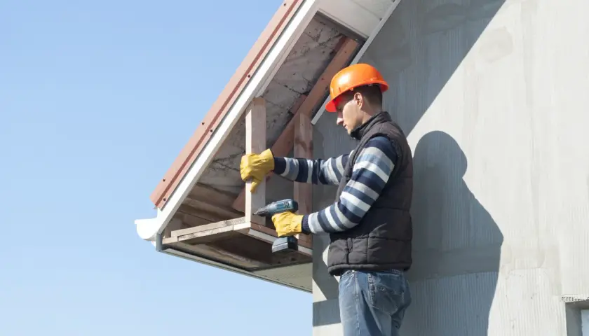 Jaka podbitka na dach dwuspadowy? Porównanie materiałów i ich wady