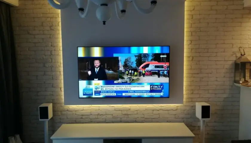 Ile kosztuje montaż telewizora na ścianie? Sprawdź, co wpływa na cenę