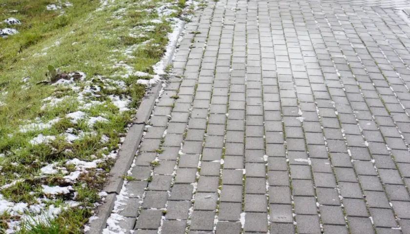 Jaki spadek na kostce brukowej, aby uniknąć problemów z wodą?