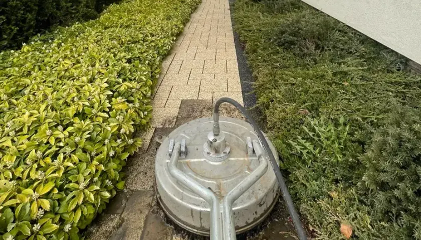 Ile kosztuje mycie kostki brukowej? Sprawdź, co wpływa na cenę