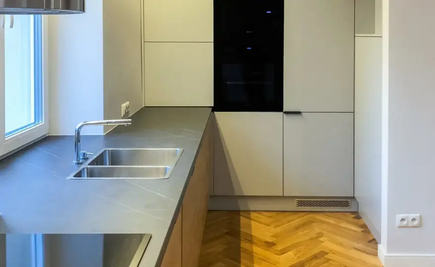 RAL 9016 – jak uzyskać idealną biel na każdym materiale?