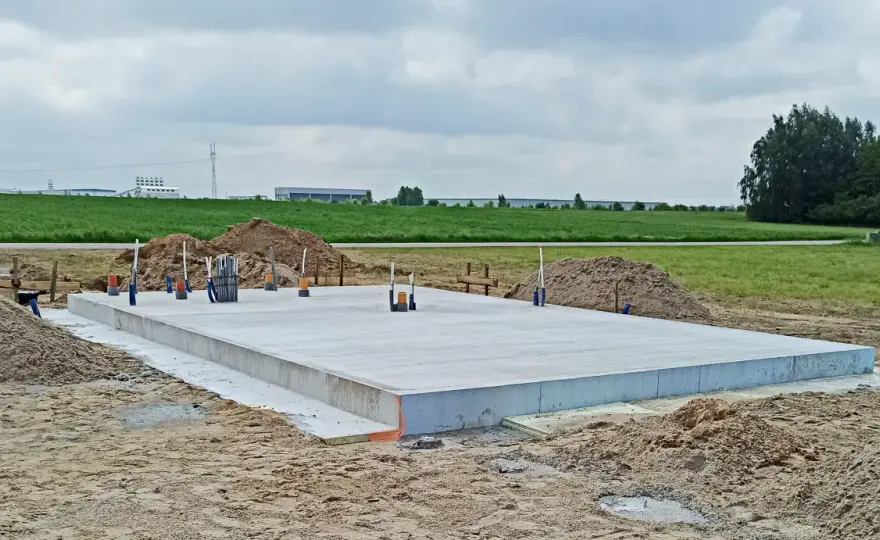 Płyta fundamentowa - kiedy warto? Koszt, budowa, błędy