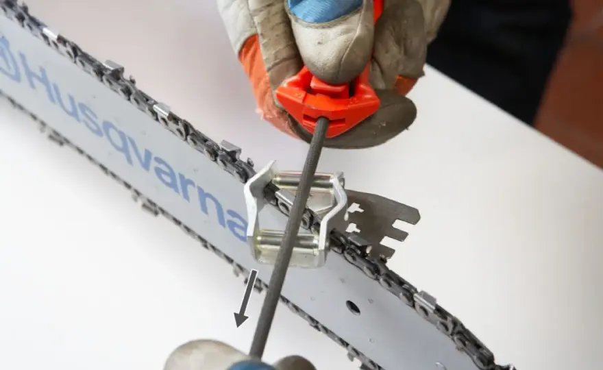 Jak prawidłowo ostrzyć łańcuch pilarki Husqvarna – optymalny kąt i porady