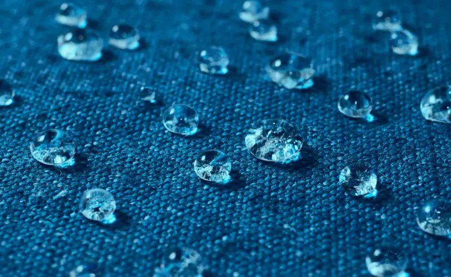 Hydrofobowy materiał - kiedy chroni, a kiedy nie?