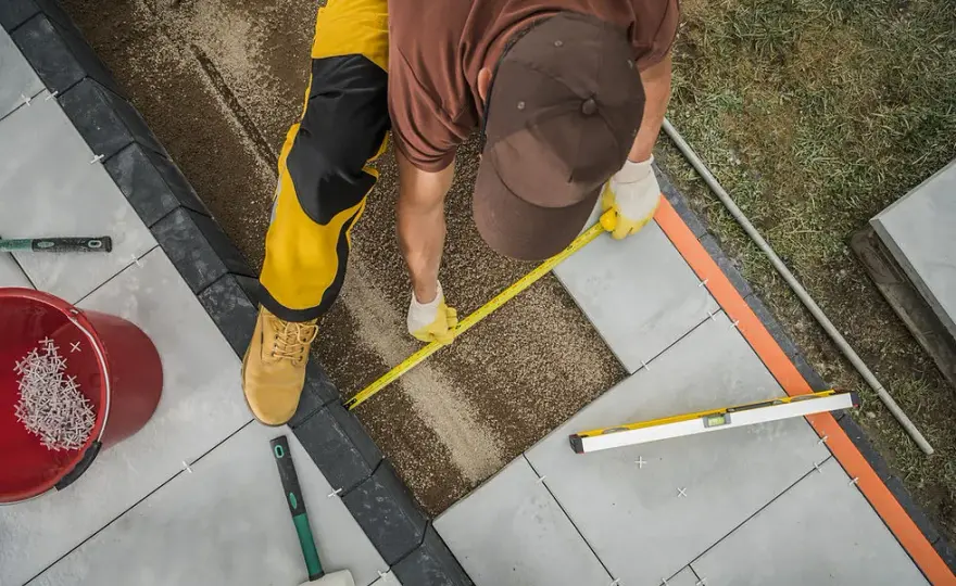 Ile naprawdę kosztuje ułożenie kostki brukowej z materiałem? Sprawdź ceny i oszczędzaj!