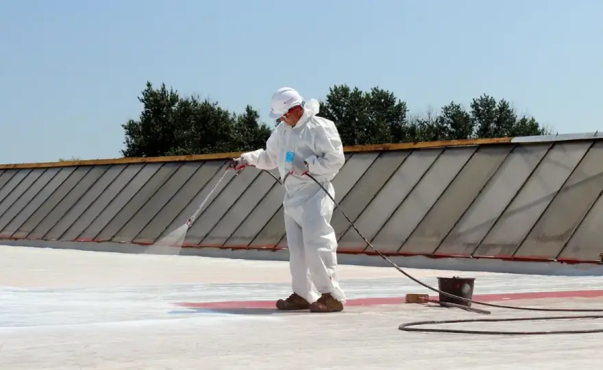 Najlepsze materiały na płaski dach - uniknij kosztownych błędów