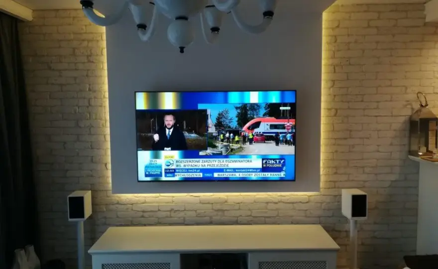 Ile kosztuje montaż telewizora na ścianie? Sprawdź, co wpływa na cenę