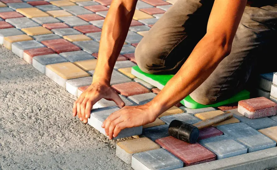 Jak prawidłowo ułożyć kostkę brukową na starym betonie bez błędów i uszkodzeń