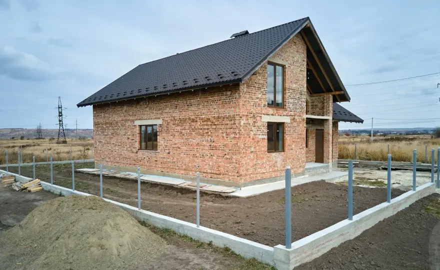Ile naprawdę kosztuje budowa domu w stanie surowym? Sprawdź, jak uniknąć nadmiernych wydatków