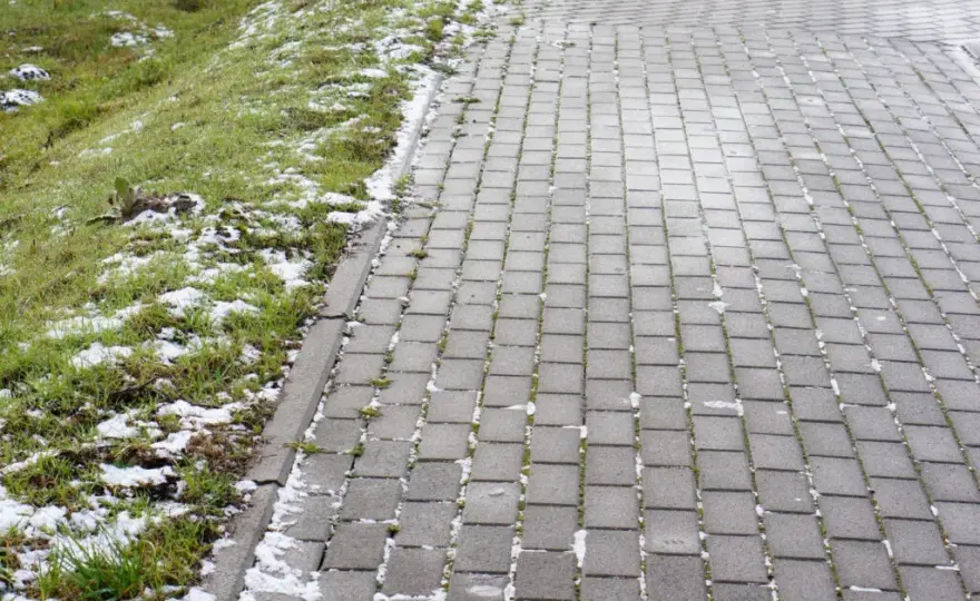 Jaki spadek na kostce brukowej, aby uniknąć problemów z wodą?