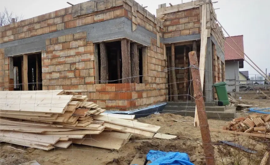 Ile kosztuje budowa domu parterowego 140m2? Sprawdź, co wpływa na cenę