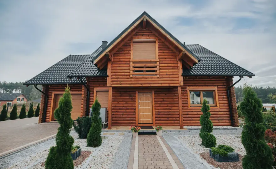 Ile kosztuje budowa domku drewnianego? Sprawdź ukryte wydatki!