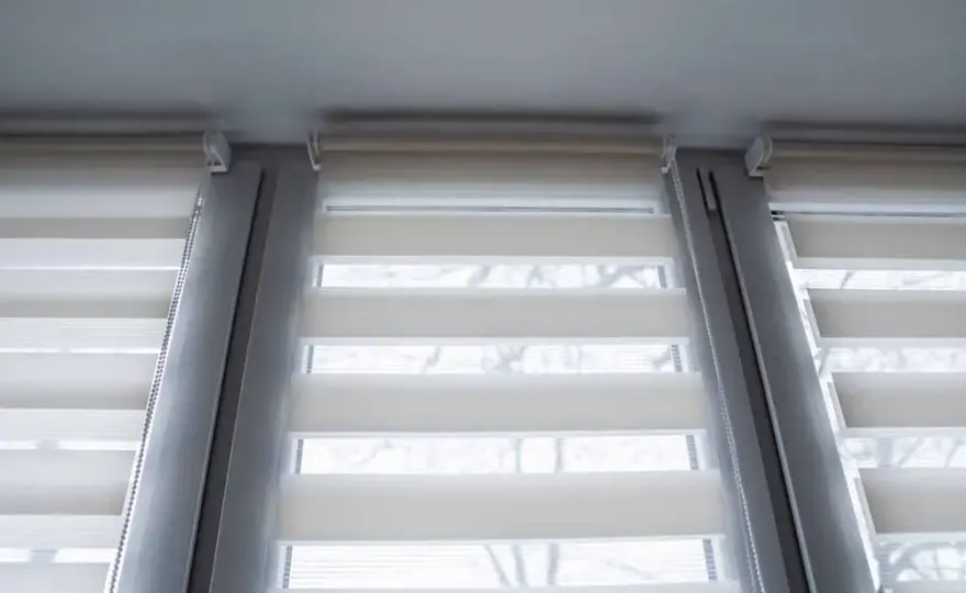 Ile kosztuje montaż rolet dzień noc? Sprawdź ukryte koszty!