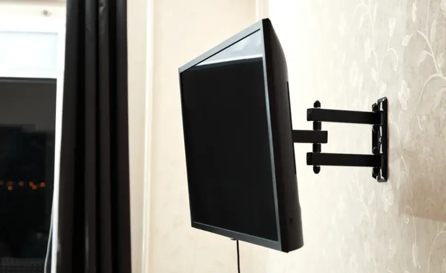 Jakiej wysokości zamontować telewizor 55 cali na ścianie?