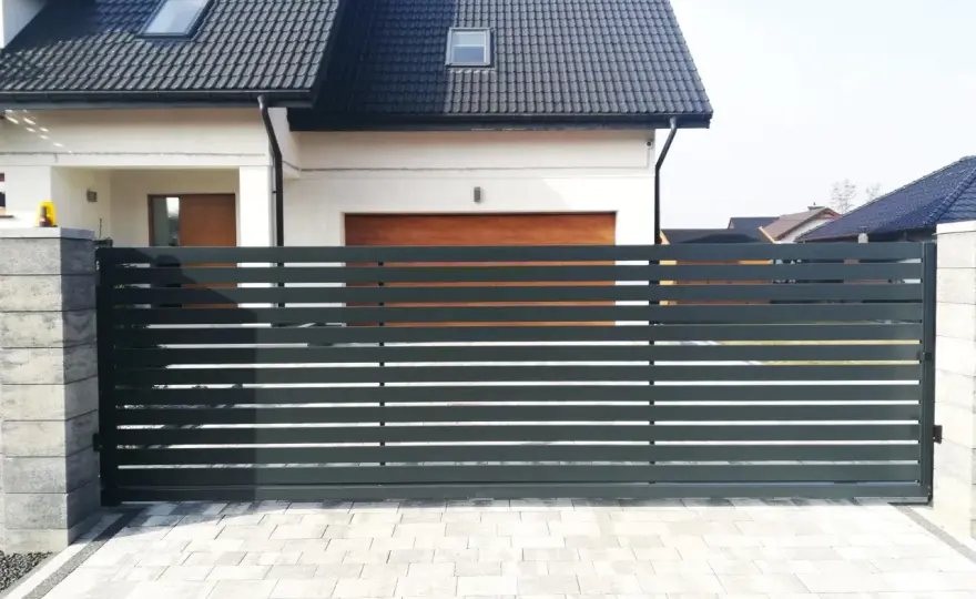 Ile kosztuje montaż bramy przesuwnej? Poznaj ukryte koszty!