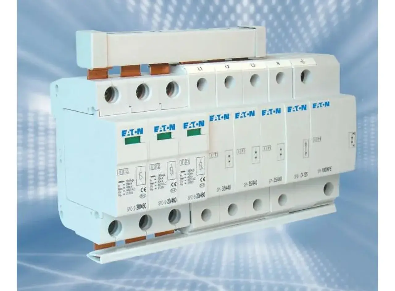 Modułowy zabezpieczenie przeciwprzepięciowe Eaton, chroniące instalację elektryczną przed nagłymi skokami napięcia.