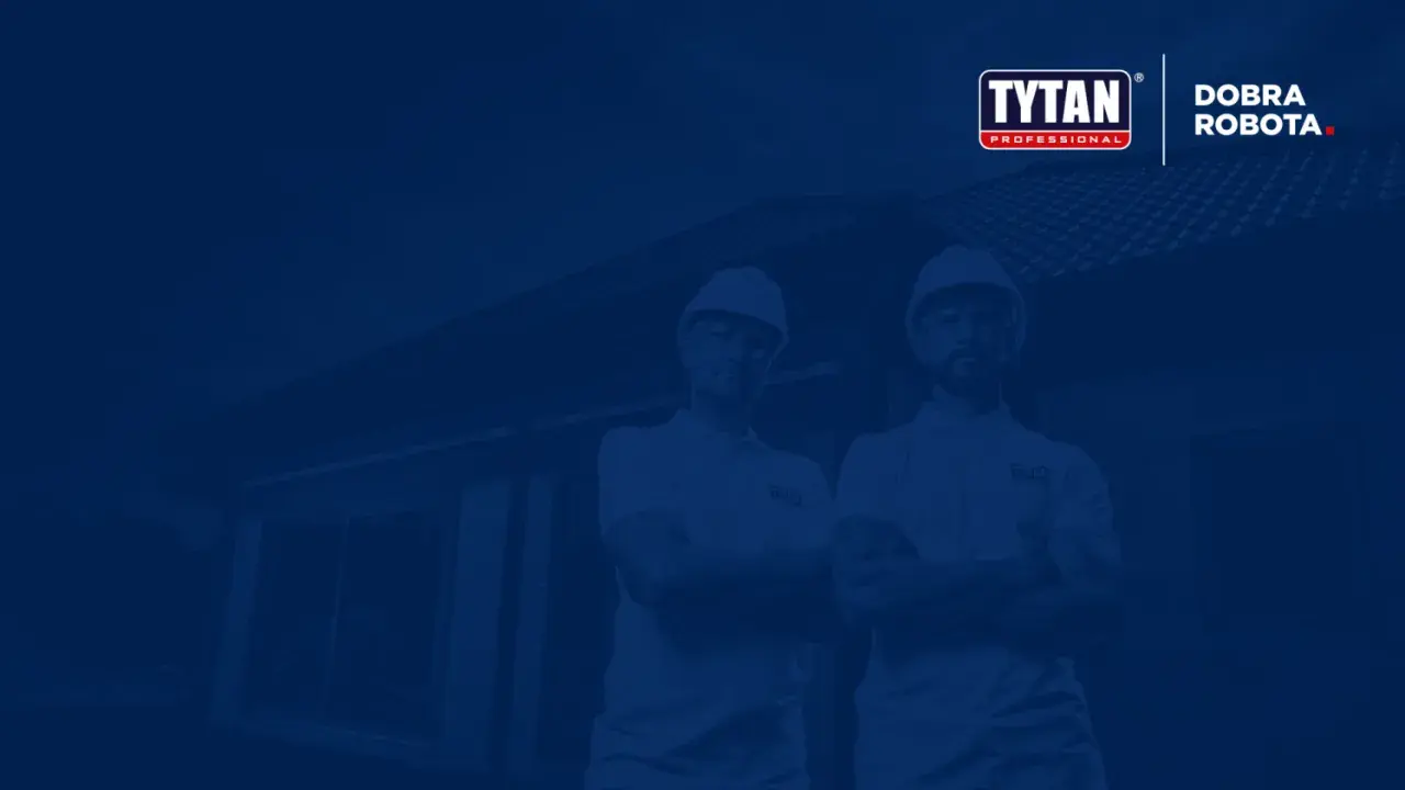 Dwóch budowlańców w kaskach, z logo TYTAN. Ich postawa sugeruje, że nie ma dla nich nic, czego nie dałoby się disprobit.