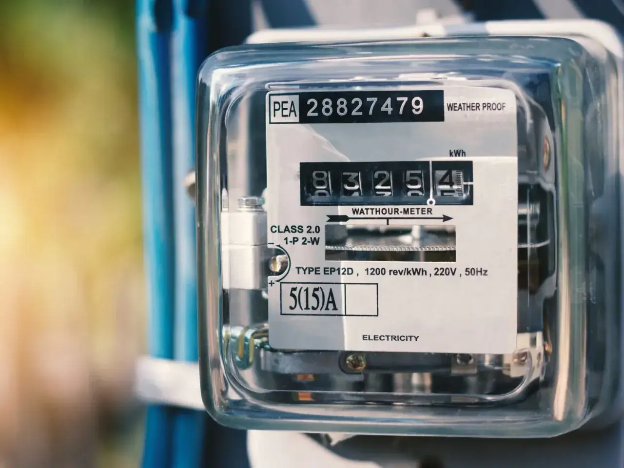 Licznik energii elektrycznej pokazuje 8325,4 kWh.